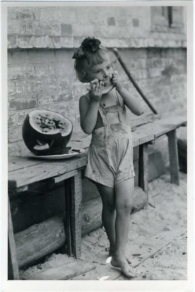 Девочка с арбузом, 1950-е. Выставки «Жара» и&nbsp;«Bon appetit!» с этой фотографией.&nbsp;