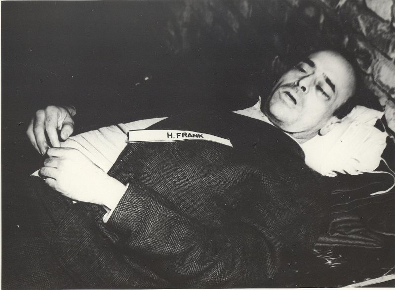 Тело казненного Ганса Франка, 16 октября 1946, Германия, г. Нюрнберг. Нюрнбергский процесс.