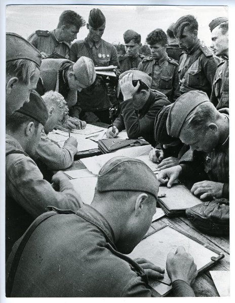 Боевое задание получено. Летчики и штурманы части пикирующих бомбардировщиков на картах прокладывают путь полета, август 1943. Центральный фронт.