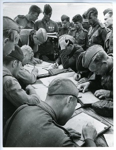 Боевое задание получено. Летчики и штурманы части пикирующих бомбардировщиков на картах прокладывают путь полета, август 1943. Центральный фронт.