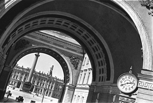 Арка Генерального штаба, 1931 год, г. Ленинград. Выставка «10 лучших фотографий Бориса Игнатовича», видео «Борис Игнатович» с этим снимком.