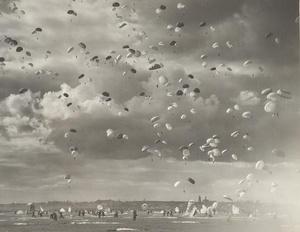 Авиационный праздник в Тушине, 1947 год, Московская обл., г. Тушино. В 1960 году Тушино вошло в состав Москвы.Видео «Эй! Небо! Сними шляпу!» и выставка «Шедевры неизвестных авторов» с этой фотографией.