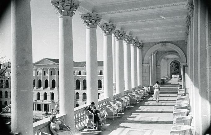 На курорте, 1950-е. Выставка «1932-й. До и после. Борис Игнатович», видео «Борис Игнатович» с этим снимком. 