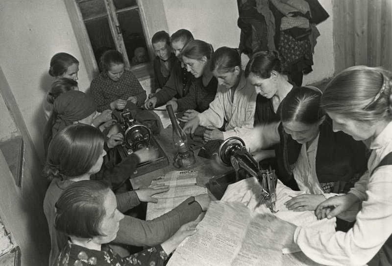 Обучение швейному делу, 1933 - 1937. Выставка «Тянуться к знаниям» с этой фотографией.