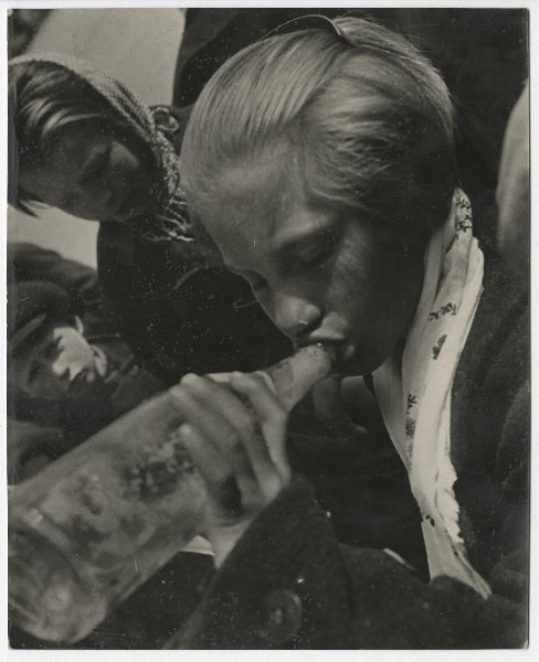 Улица. Девушка с бутылкой, 1930 - 1931. Выставки&nbsp;«10 фотографий с бутылкой»,&nbsp;«Фотограф Елеазар Лангман. Радикальный экспериментатор 1920–1930-х годов» с этим снимком.