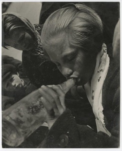 Улица. Девушка с бутылкой, 1930 - 1931. Выставка «10 фотографий с бутылкой» с этим снимком.
