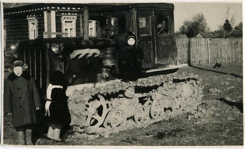 Дети у трактора, 1930-е