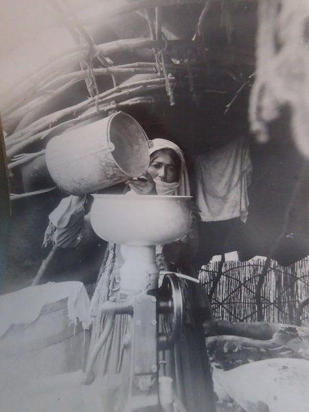 Чеченка, наливающая молоко из ведра в сепаратор, 1920-е. Выставка «Пейте, дети, молоко – будете здоровы!» с этой фотографией.