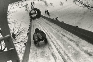 Зимние забавы, 1930-е, г. Москва. Выставки&nbsp;«15 фотографий катаний на санках» и «Авангард Михаила Прехнера» с этой фотографией.