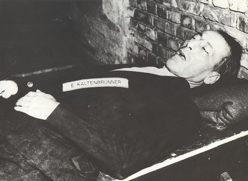 Тело казненного Эрнста Кальтенбруннера, 16 октября 1946, Германия, г. Нюрнберг. Нюрнбергский процесс.