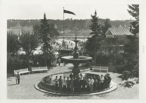 Открытие Всесоюзного торжища в Нижнем Новгороде – 3-й советской Нижегородской ярмарки, 1 августа 1924, г. Нижний Новгород. Поднятие флага в честь открытия. Участники фотографируются у фонтана.Видео «Три тысячи лавок. Нижегородская ярмарка» и выставка «Включай фонтан!» с этой фотографией.