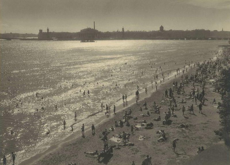 Пляж, 1949 год, г. Ленинград. Выставка «СССР в 1949 году» с этой фотографией.