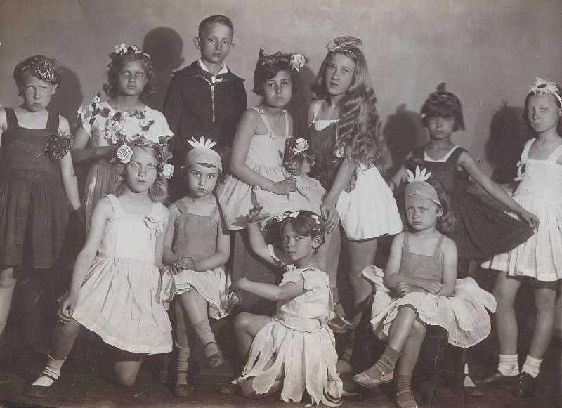 Участники агитпьесы «Озеленим двор», 1939 год, г. Москва. Выставка «Детские глаза поколений» с этой фотографией.