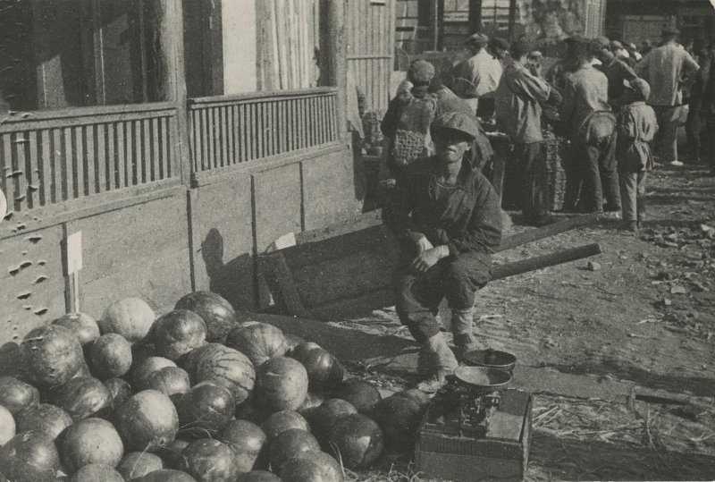 Восточный базар, 1920-е. Выставка «Арбуз или дыня?» с этой фотографией.