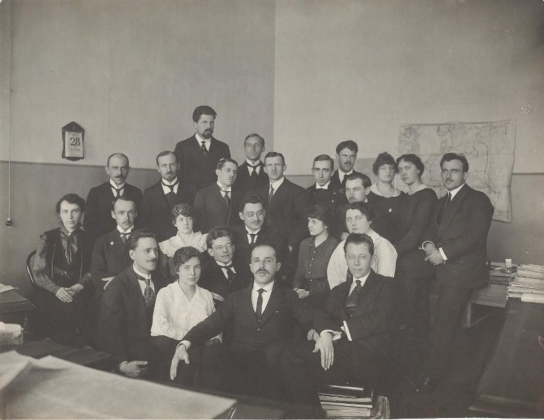 Коллектив служащих, 1916 год. Выставка «Календари» с этой фотографией.