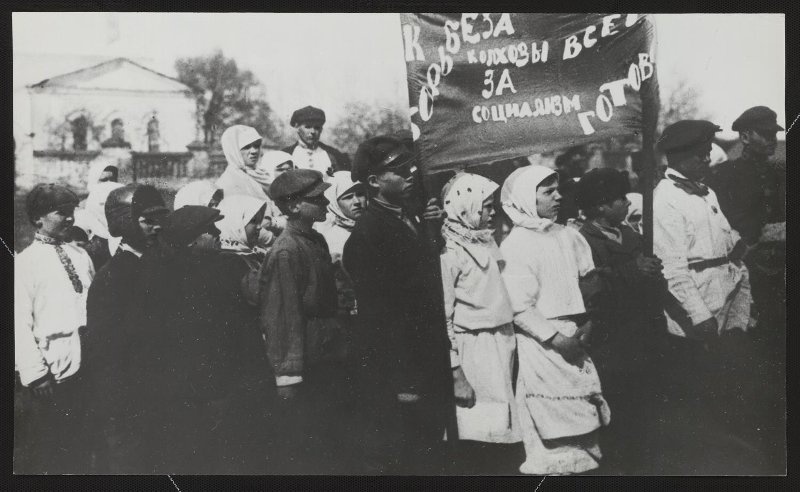 Школьники поддерживают создание колхозов, 1929 год. Надпись на транспаранте: «К борьбе за колхозы все за социализм готов».Выставка «Теперь мы заживем!» с этой фотографией.&nbsp;