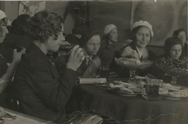 «Чаепитие молодых советских активисток», 1930-е. Выставка «Лучшие фотографии. Чайные церемонии» с этим снимком.