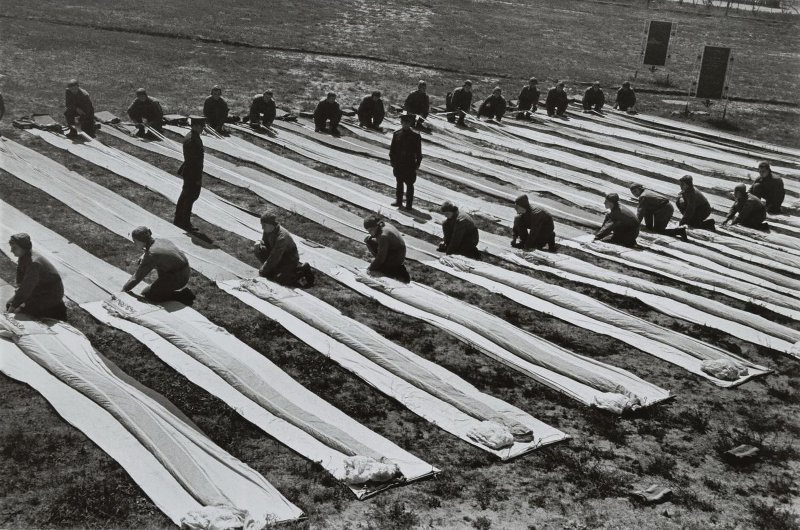 Подготовка парашютов, 1930-е. Выставка «Парашютисты» с этой фотографией.