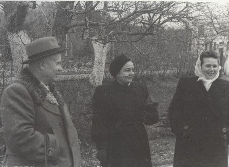 Никита Сергеевич Хрущев на прогулке, 1950-е. Выставка «Без погон, но в шляпе» с этой фотографией.