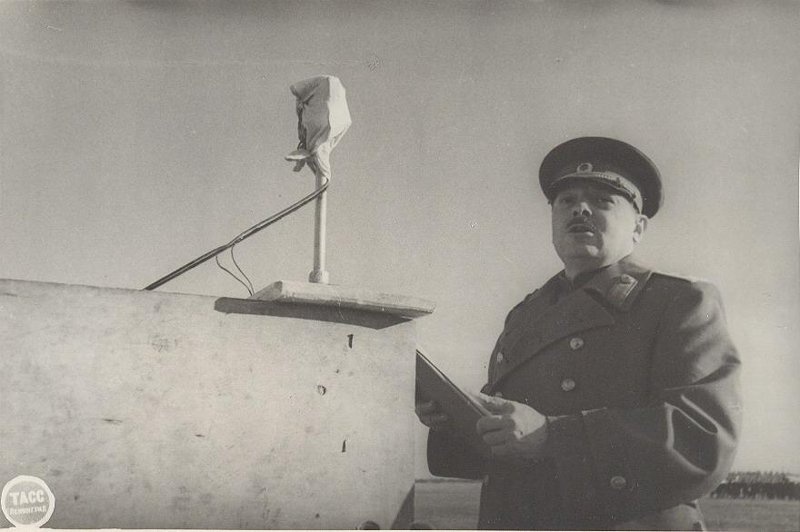 Выступление Андрея Жданова, июль 1943, г. Ленинград. Во время вручения гвардейского знамени 2-му гвардейскому истребительному авиационному корпусу ПВО.