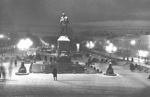 Памятник Александру Пушкину на Тверском бульваре, 1930-е, г. Москва. В 1950 году памятник переместили на противоположную сторону площади.Выставка «Ночь, улица, фонарь, аптека...» с этим снимком.&nbsp;