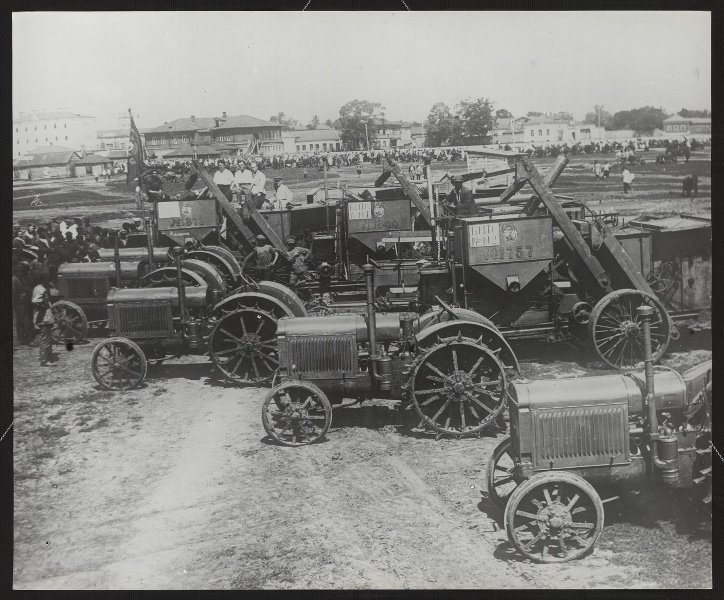 Тракторы Борисоглебской МТС перед выездом в поле, 1930-е