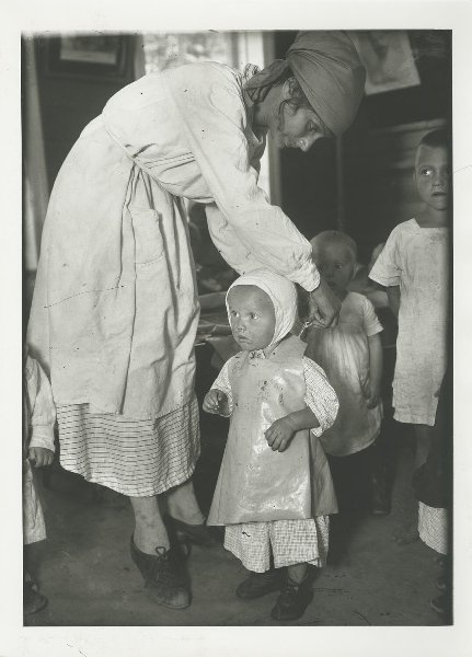 В городском детском саду, 1927 год. Выставка «Воспитатели XX века» с этой фотографией.&nbsp;