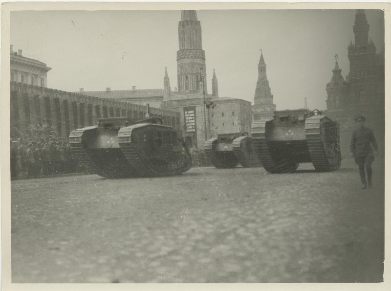 Гражданская война. Трофейные танки на Красной площади, 1 мая 1925, г. Москва. На плакате: «Да здравствует ВКП(б), твердою рукой ведущая советскую страну к социализму».Выставка «Хроника советских праздников. Демонстрации и парады» с этой фотографией.