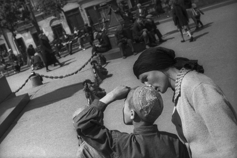 Женщина и мальчик, 1932 - 1935, г. Москва,. Выставка: «10 лучших фотографий Михаила Прехнера» с этой фотографией.