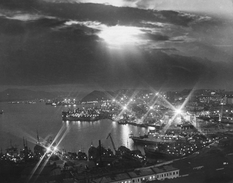Ночной Владивосток, 1966 год, г. Владивосток. Выставка «Мягкий свет фонарей» и видео «Владимир Маяковский. "Послушайте!"» с этой фотографией.