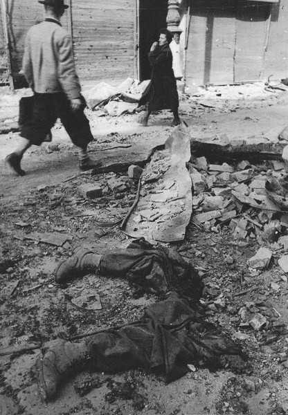 На улицах города. Диптих, 1945 год, Австрия, г. Вена