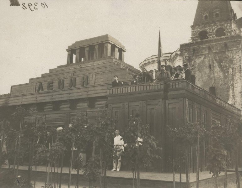На Красной площади, 22 июля 1925, г. Москва. Справа от знамени на первом плане – Лев Троцкий.