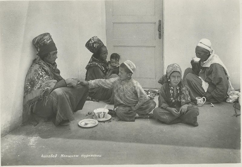 Женщины-туркменки, 1928 год, Туркменская ССР, г. Ашхабад. Выставка «Советская несоветская Туркмения» с этой фотографией.