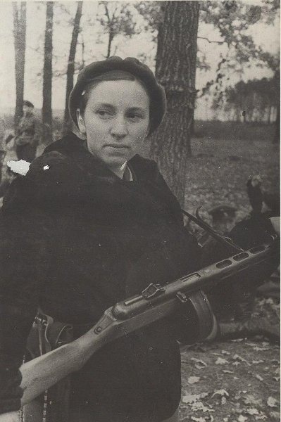 Варвара Вырвич, 1943 год, Белорусская ССР. Выставка «Партизаны» с этой фотографией.