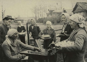 «Все для фронта!» Сельское хозяйство в годы войны для Красной армии, 1941 - 1943. Выставки&nbsp;«Великая Отечественная война. Тыл»,&nbsp;«А где же яйца?», «Женщины на войне»&nbsp;и видео «Михаил Исаковский. "Русской женщине"» с этой фотографией.
