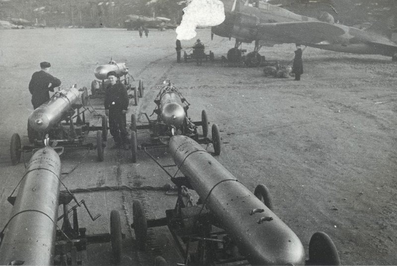 Доставка торпед на торпедоносцы, июнь 1943