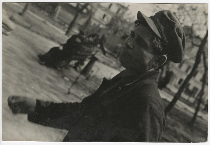 Улица. Молодой человек, 1930 - 1931. Выставка «Фотограф Елеазар Лангман. Радикальный экспериментатор 1920–1930-х годов» с этим снимком.