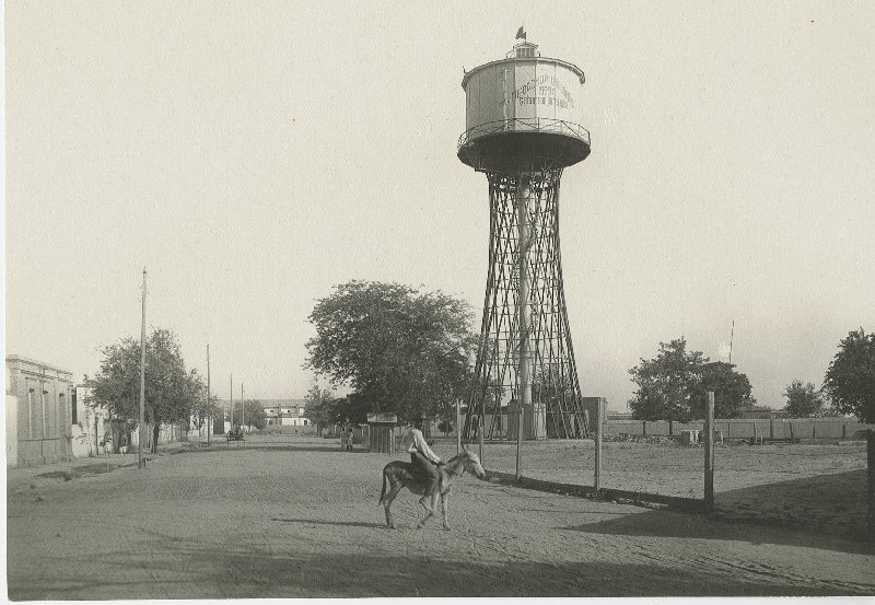 Водопровод в городе Мерв, 1928 год, Туркменская ССР, г. Мерв. Выставка «Советская несоветская Туркмения» с этой фотографией.