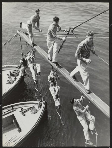 Быстрота и ловкость отрабатывается на занятиях по физической подготовке, 1957 год. Выставка «Скорей бы ужин и отбой, скорей бы дембель и домой»&nbsp;и видео «ОСОАВИАХИМ» с этой фотографией.