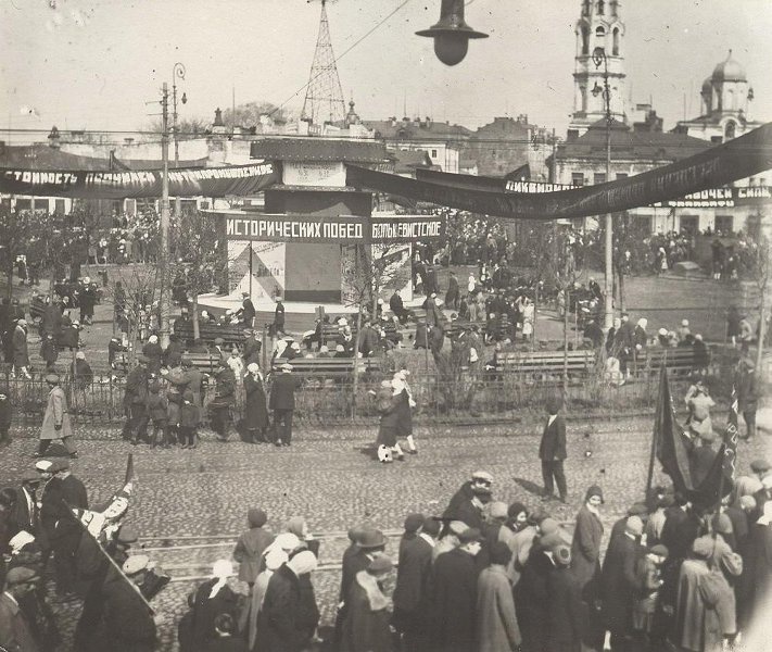 Празднование 1 Мая в Москве, 1932 - 1933, г. Москва. Видео «Шуховская башня» с этой фотографией.