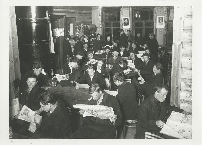 Читальный зал библиотеки-читальни, 1924 год. Выставка «Библиотеки» с этой фотографией.