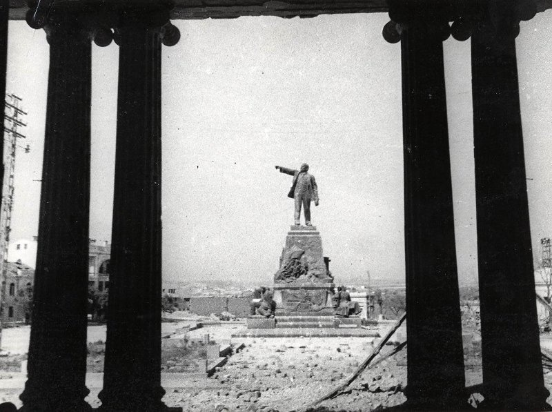 В последний день обороны Севастополя, 4 июля 1942, Крымская АССР, г. Севастополь. Выставка «Узники военных мгновений» с этой фотографией.