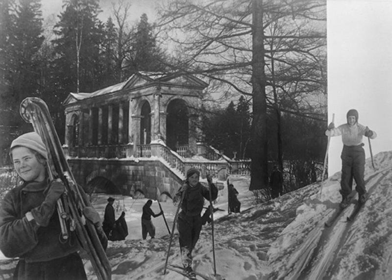 Лыжницы, 1930-е, г. Пушкин. Выставка «10 лучших фотографий: "Лыжню!"»  с этой фотографией.