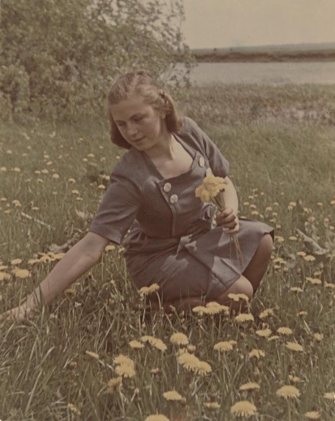 Студентка на отдыхе, 1950-е. Выставка «"Вместе с ветром улетел": лучшие фотографии с одуванчиками» с этим снимком.&nbsp;