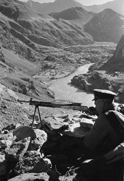 Памирская трасса. Пулеметчик на границе, 1937 год, Таджикская ССР. Выставки&nbsp;&nbsp;«На рубежах»&nbsp; и «В горах» с этой фотографией.&nbsp;