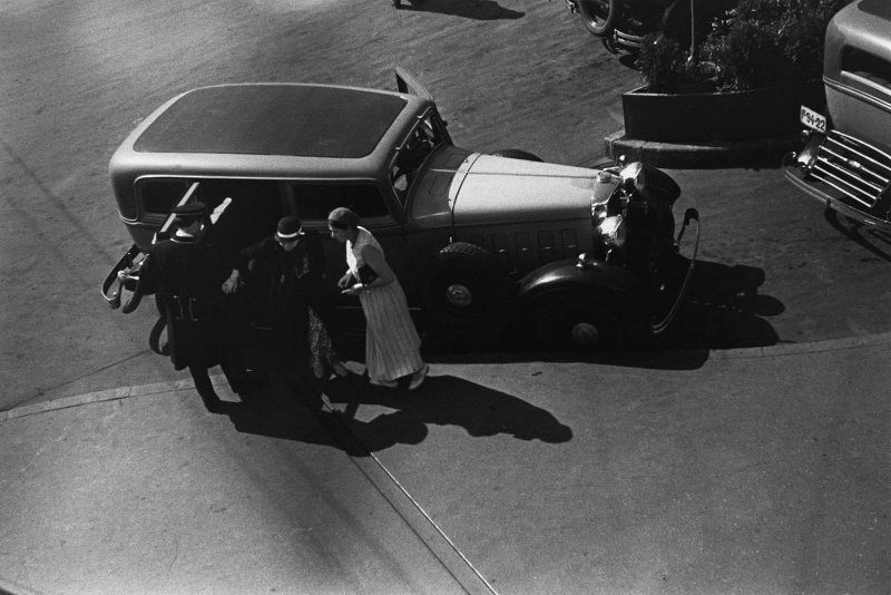 Автомобиль, 1930-е, г. Москва. Выставка «Вот это тачка!» и видеовыставка «Первый съезд советских писателей» с этим снимком.