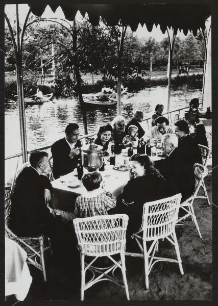 На веранде, 1950-е. Выставка «Сезон террас» с этой фотографией.