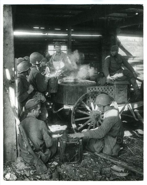 Северо-Западный фронт. На передовую прибыла кухня. Повар тов. Силкин разливает в термоса суп, 1942 год. Выставка «Суп насущный» с этой фотографией.