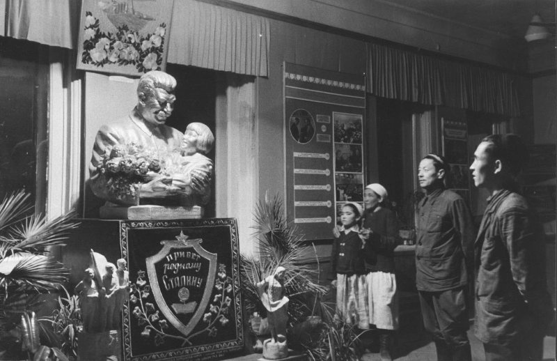 «Привет родному Сталину», 1949 год, Узбекская ССР. Выставка «Головы и бюсты» с этой фотографией.
