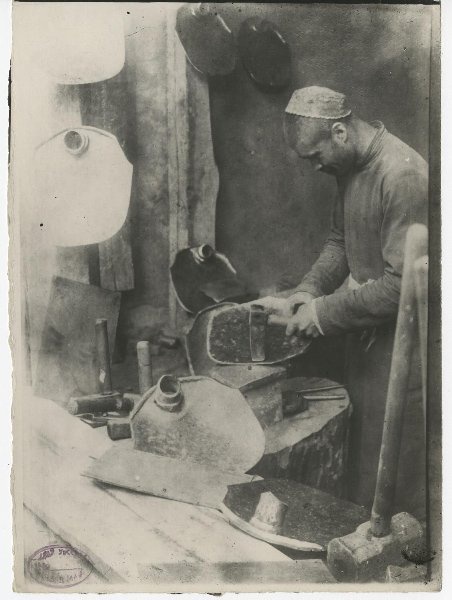 Кустарное производство, 1935 год. Выставка «Ручной труд. Кустари» с этой фотографией.
